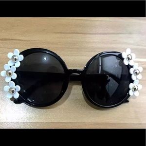 🌼 NEW Room Full Of Daisies Acrylic Sunglasses 🌼